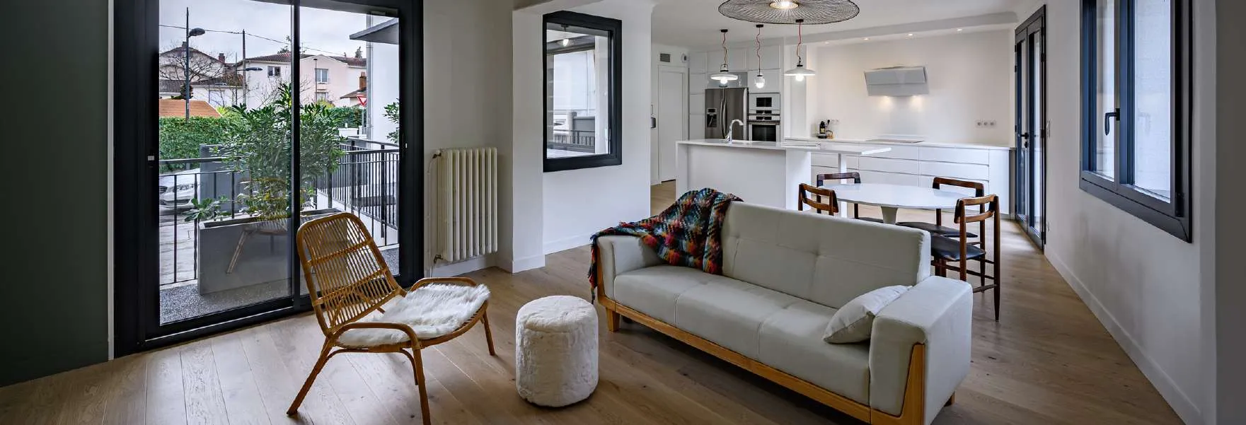 Appartement traversant ouvert sur la cuisine