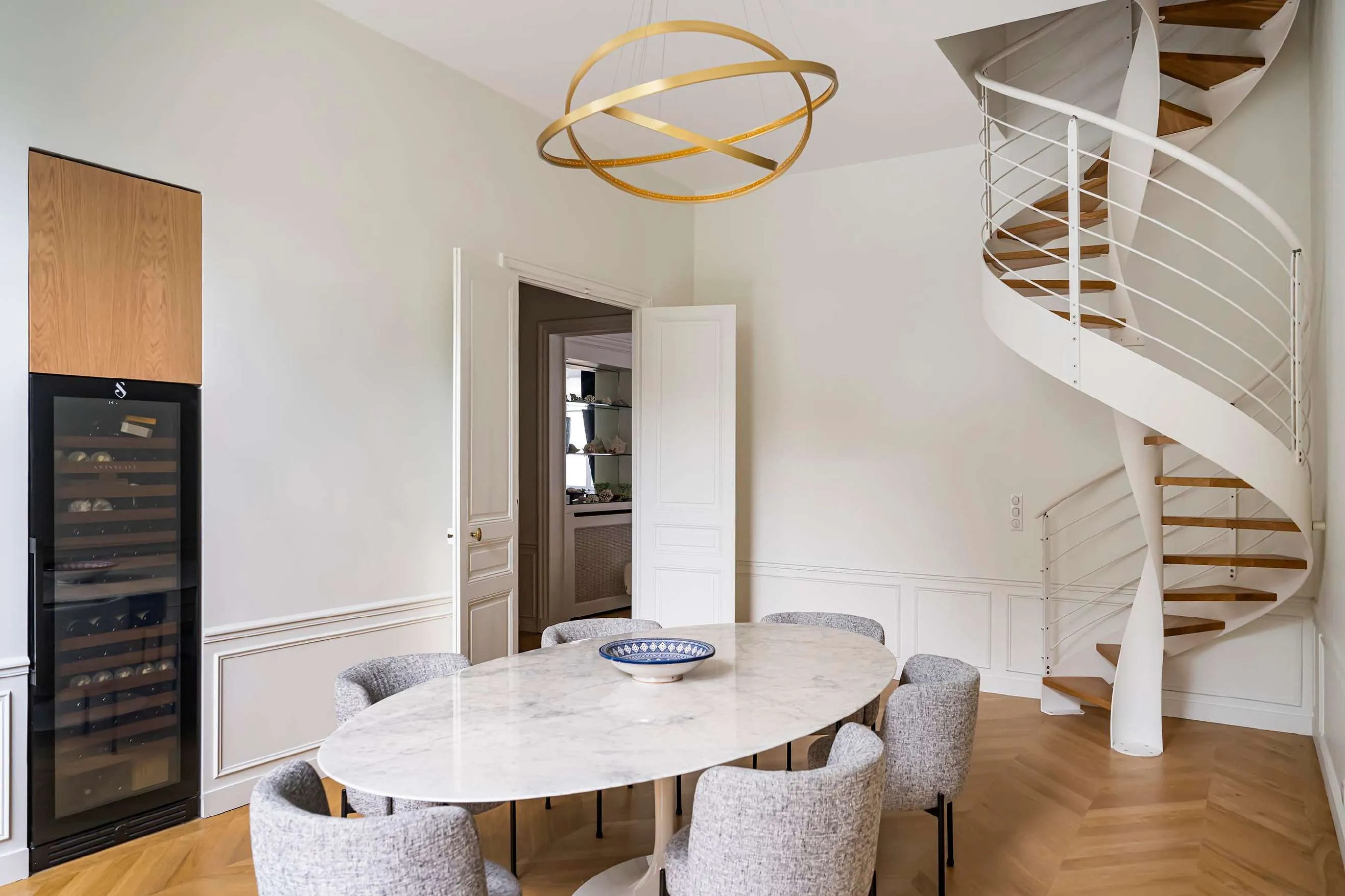 Salle à manger avec escalier hélicoïdal